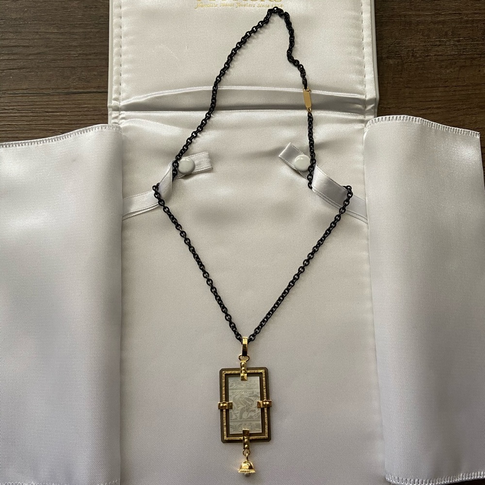 Na Hoku stunning mother of pearl 18k necklace